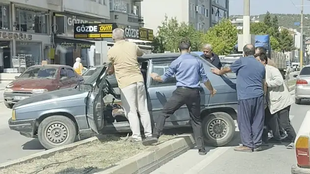 Boyabat'ta trafik kazası: Otomobil refüje çıktı