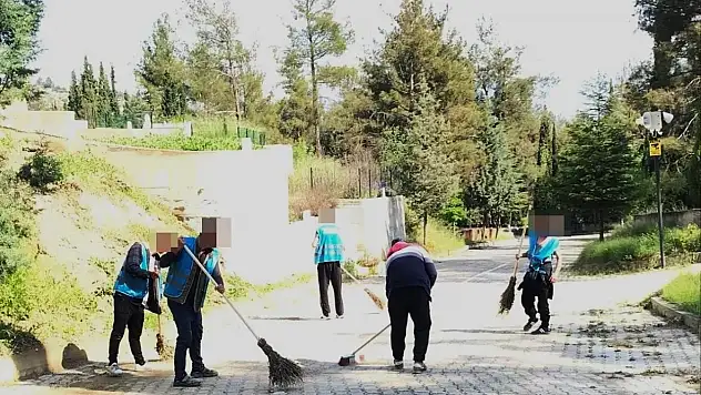 Boyabat'ta Yükümlüler Mezarlıkları Bayrama Hazırladı