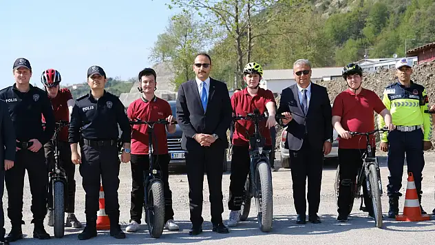 Bozkurt'ta Trafik Haftasında Öğrencilere Kask Desteği