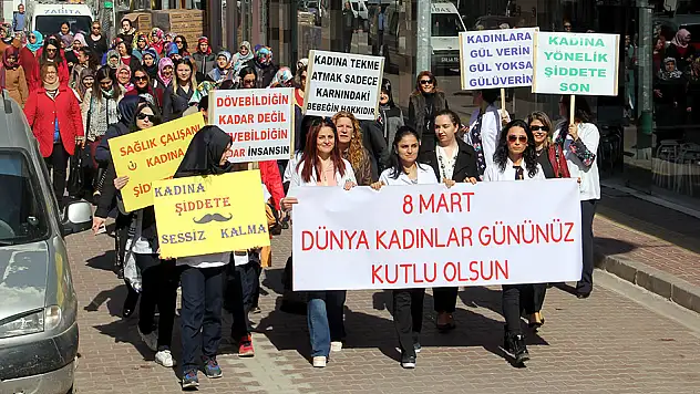 Bozkurtlu kadınlar 'şiddete' karşı yürüdü