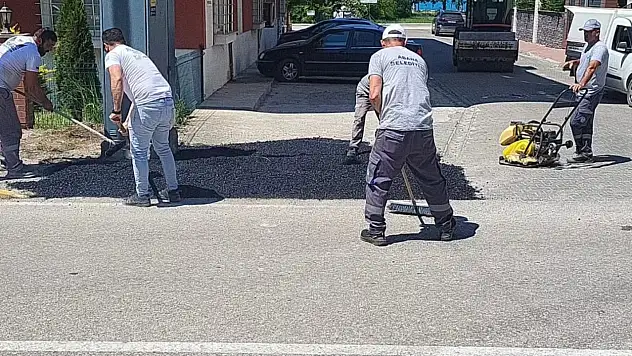 Bozuk Yol Güzergahlarında Sıcak Asfalt Çalışmaları Sürüyor