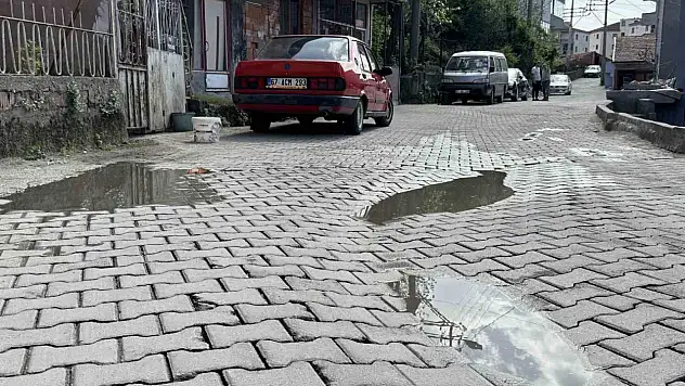 Bozuk Yolda Islanan Çocuklar İçin Tepki Gösterdi