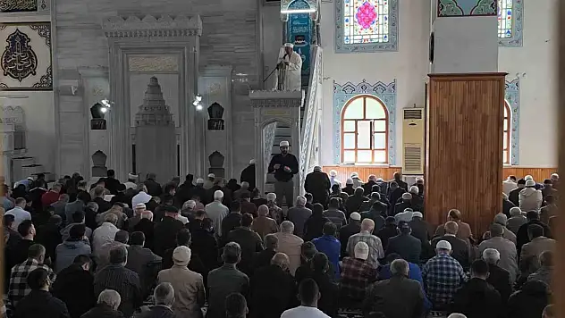 Bu camide cuma namazında engeller işaret diliyle aşılıyor