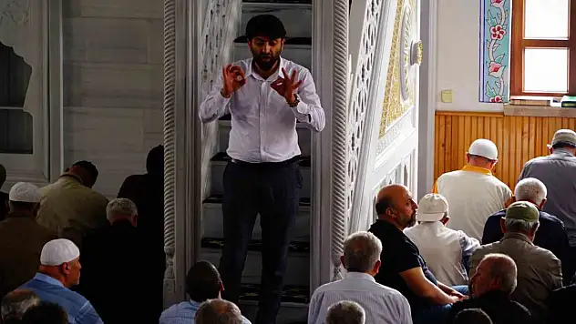 İşitme Engelli Bireylere Cuma Hutbesi İşaret Diliyle Anlatılıyor