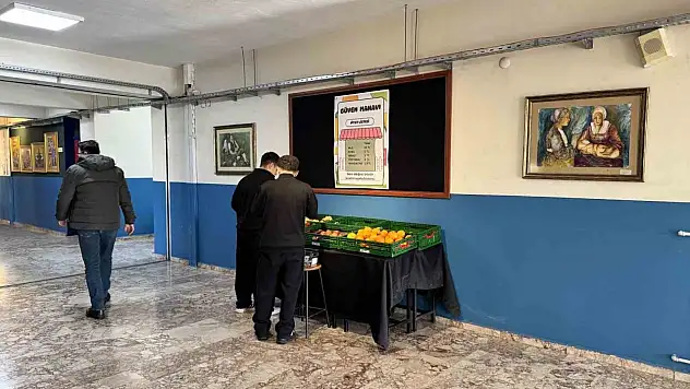 Bu Okulda Manav Var, Görevli Yok
