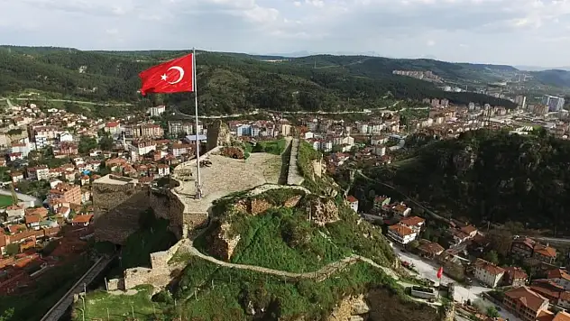 Bu Türbede Dilekler Mumla Değil Bayrakla Tutuluyor