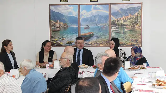 Büyüklerle Aynı Sofrada Buluştular