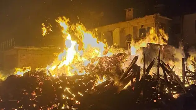 Buzdolabı Patladı, İki Ev Yandı!