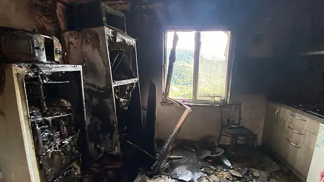 Buzdolabından çıkan yangın evi kullanılmaz hale getirdi