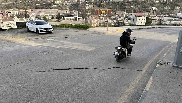 Cadde Yolunda Oluşan Çatlaklıklar Tehlike Oluşturuyor