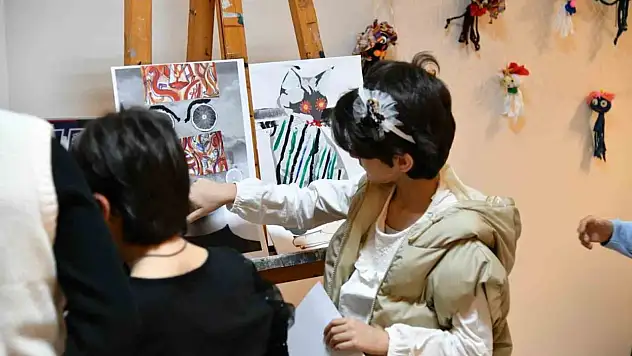 ÇAKÜ'de Sanat Atölyelerinde Üretilen Eserler Beğeniye Sunuldu