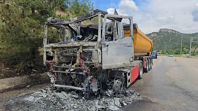 Cam madeni yüklü tır seyir halindeyken alev topuna döndü: Sürücü son anda kurtuldu