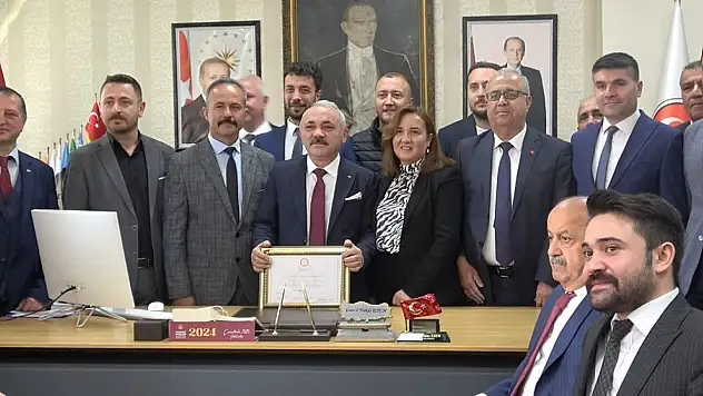 Çankırı Belediye Başkanı İsmail Hakkı Esen Mazbatasını Aldı