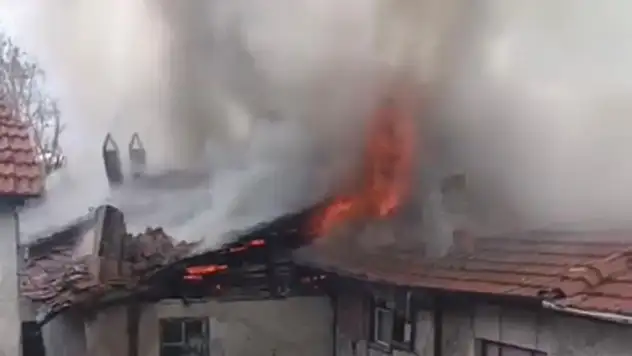 Çankırı'da Evin Çatısı Alevlere Teslim Oldu