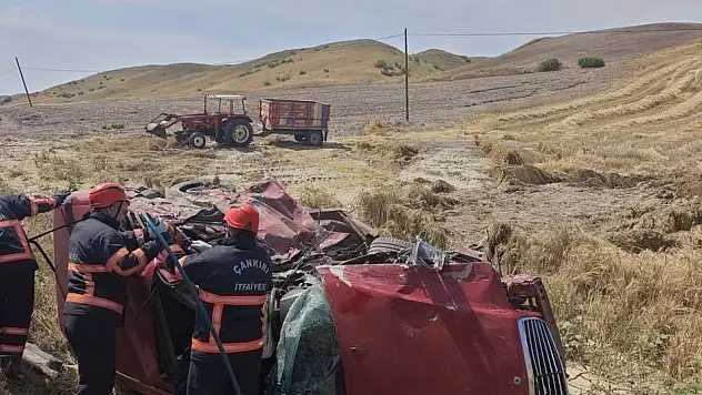 Çankırı'da hafif ticari araç ile otomobil çarpıştı: 3 ölü, 4 yaralı