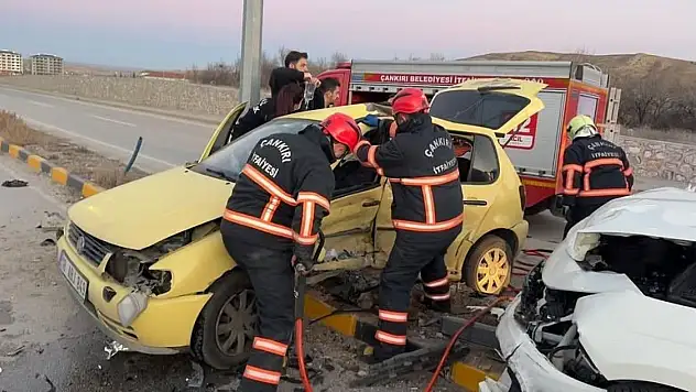 Çankırı'da İki Otomobil Çarpıştı: 6 Yaralı