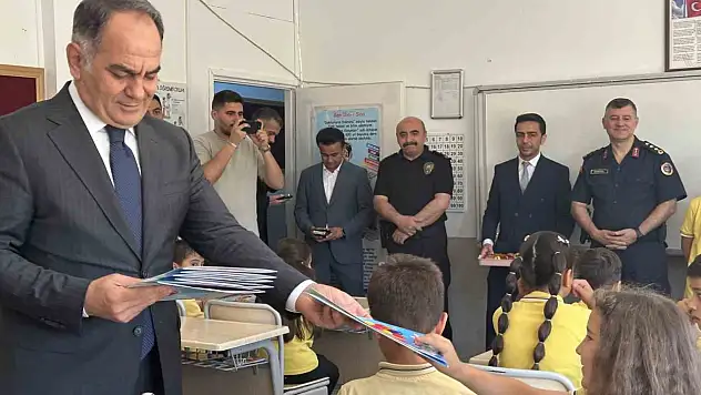 Çankırı'da öğrenciler karnelerini protokol üyelerinden aldı