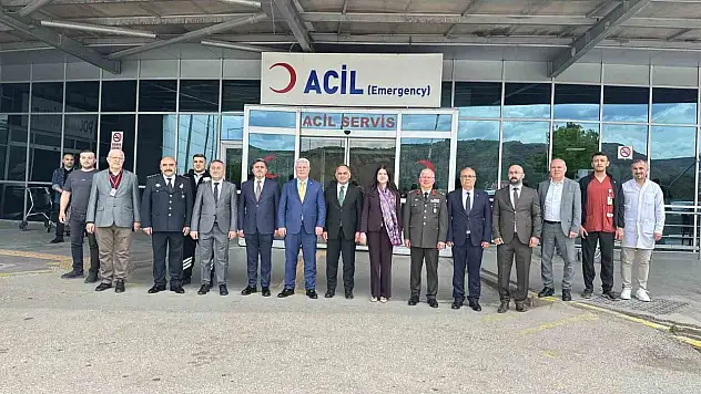Çankırı'da protokol üyeleri, bayramda çalışan kurum personelleriyle bayramlaştı