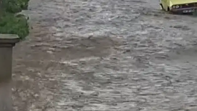 Çankırı'da Sel Suları Yolları Bastı