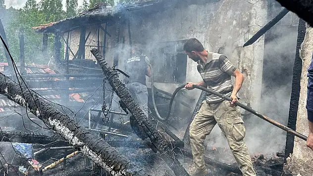 Çankırı'da tek katlı ev alevlere teslim oldu