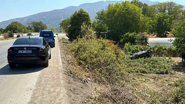 Çarpışan Otomobillerden Biri Takla Atıp Bahçeye Uçtu