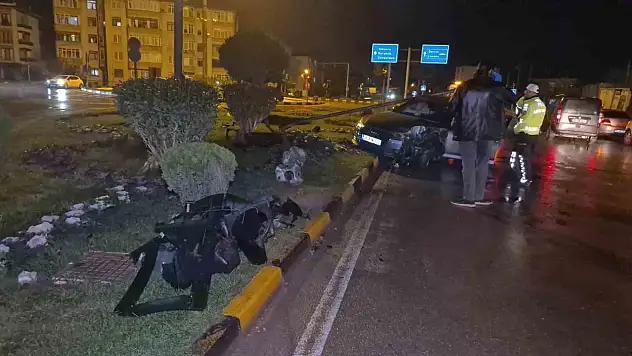Çarptığı Direk Aracın Üstüne Devrildi