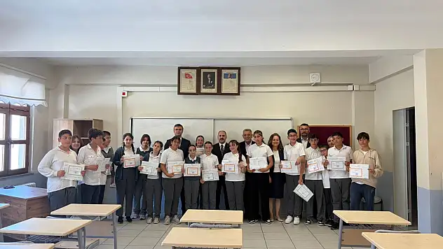 Çatalzeytin'de Öğrencilerin Karne Heyecanına Protokol Ortak Oldu