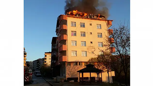 Çatalzeytin'de apartmanın çatısı yandı