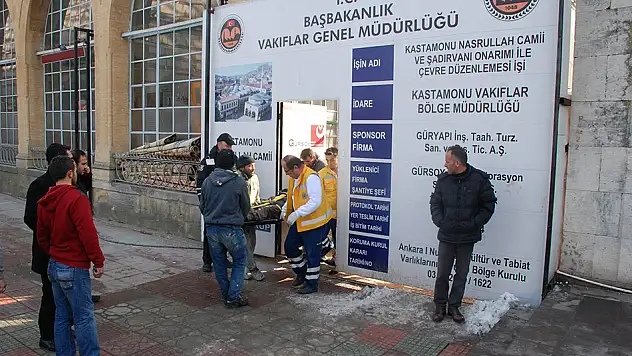 Çatıdan kayan kar 2 kişiyi yaraladı