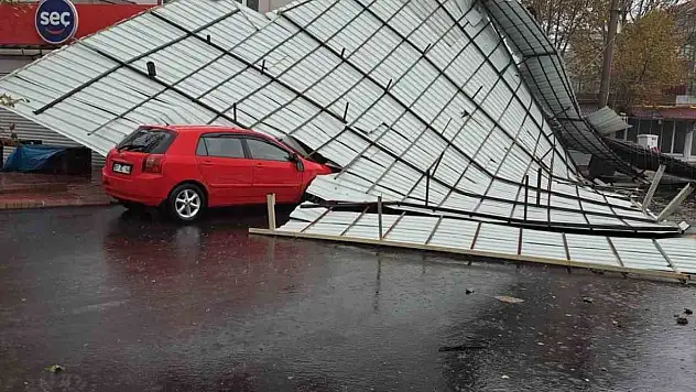 Çatılar Araçların Üzerine Düştü, Binalardan Taş Yağdı
