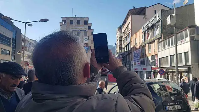 Çatıya Çıkan Kişi İçin Birbirleriyle Yarıştılar