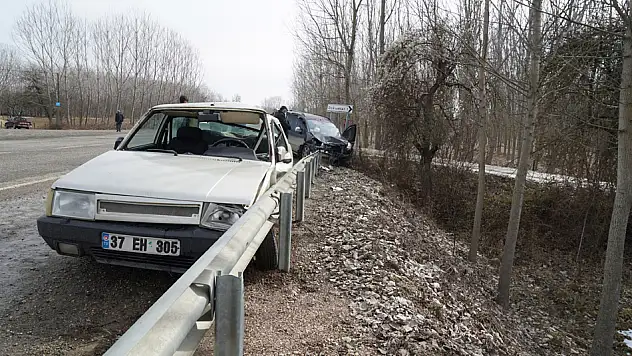 Cenaze yolunda kaza: 1'i ağır 3 yaralı