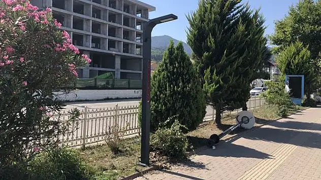 Cide'de aydınlatma direkleri montaj ediliyor