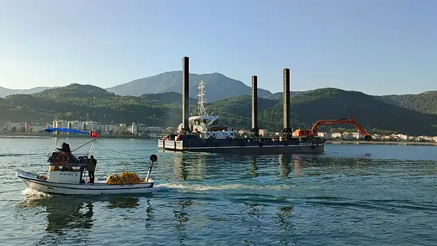 Cide Limanı Kum Ve Milden Temizleniyor
