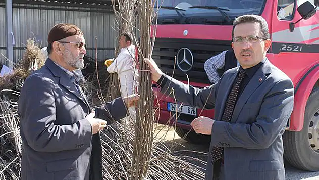 Çiftçilere 8 bin meyve fidanı dağıtıldı