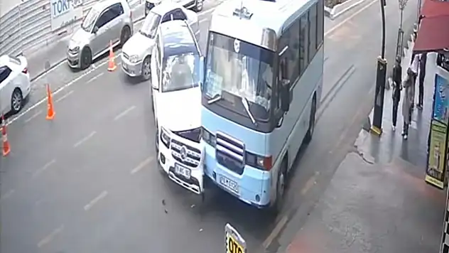 Cip ile yolcu minibüsünün çarpıştığı anlar kamerada