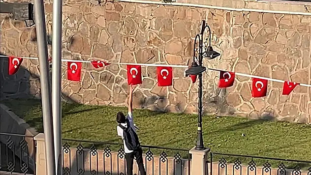 Çocuğun Bayrak Hassasiyeti Kamerada