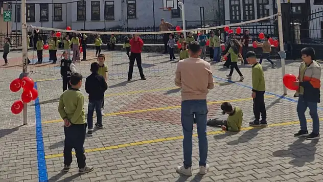 Çocuklar 23 Nisan'ı Geleneksel Oyunlarla Kutladı