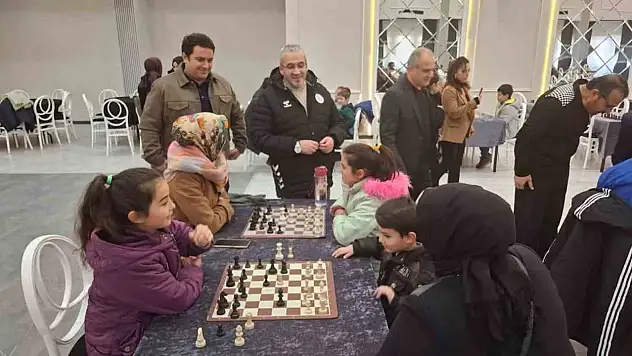 Çocuklar Aileleri İle Santraç Oynadı
