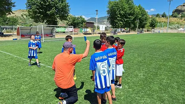 Çocuklar sahada centilmenlikleriyle mücadele etti, karşılığında 'mavi kart' gördü