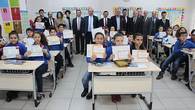 Çocuklar yılın ilk karnesini aldılar
