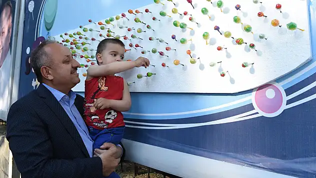 Çocukların bayram şekerleri billboardlarda