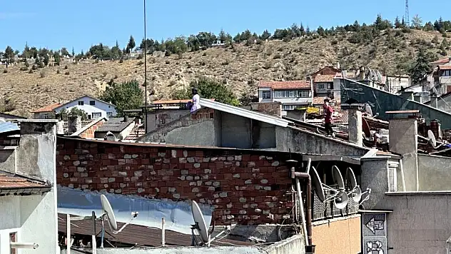 Çocukların çatıdaki tehlikeli oyunu