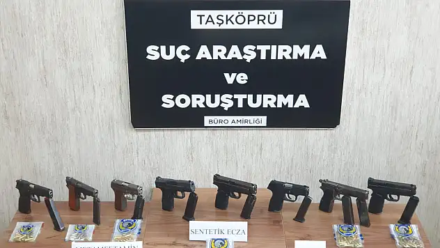 Çok sayıda silah ve uyuşturucu ele geçirildi
