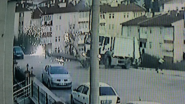 Çöp Kamyonu Elektrik Direğine Çarptı, İşçiler Faciadan Son Anda Kurtuldu