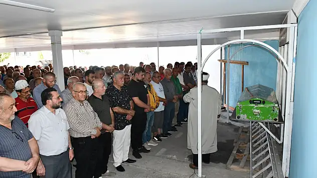 Çöp kamyonunun sürüklediği yaşlı adam toprağa verildi