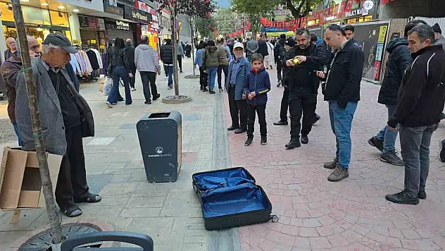 Çöp Kutusunun Yanına Bırakılan Valiz Paniğe Neden Oldu