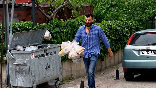 Çöpe atılan tonlarca ekmeği toplayıp hayvanlara ulaştırıyor