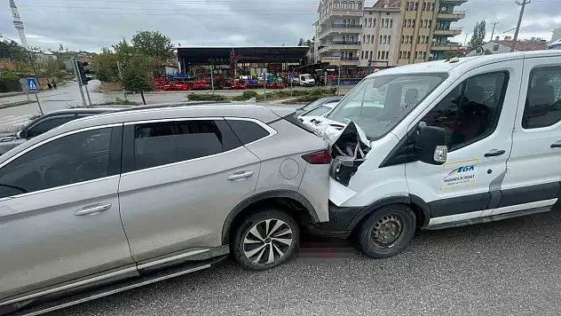 Çorum'da 3 Araç Çarpıştı: 2 Yaralı