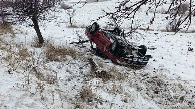 Çorum'da Ağaca Çarpan Otomobil Takla Attı: 4 Yaralı